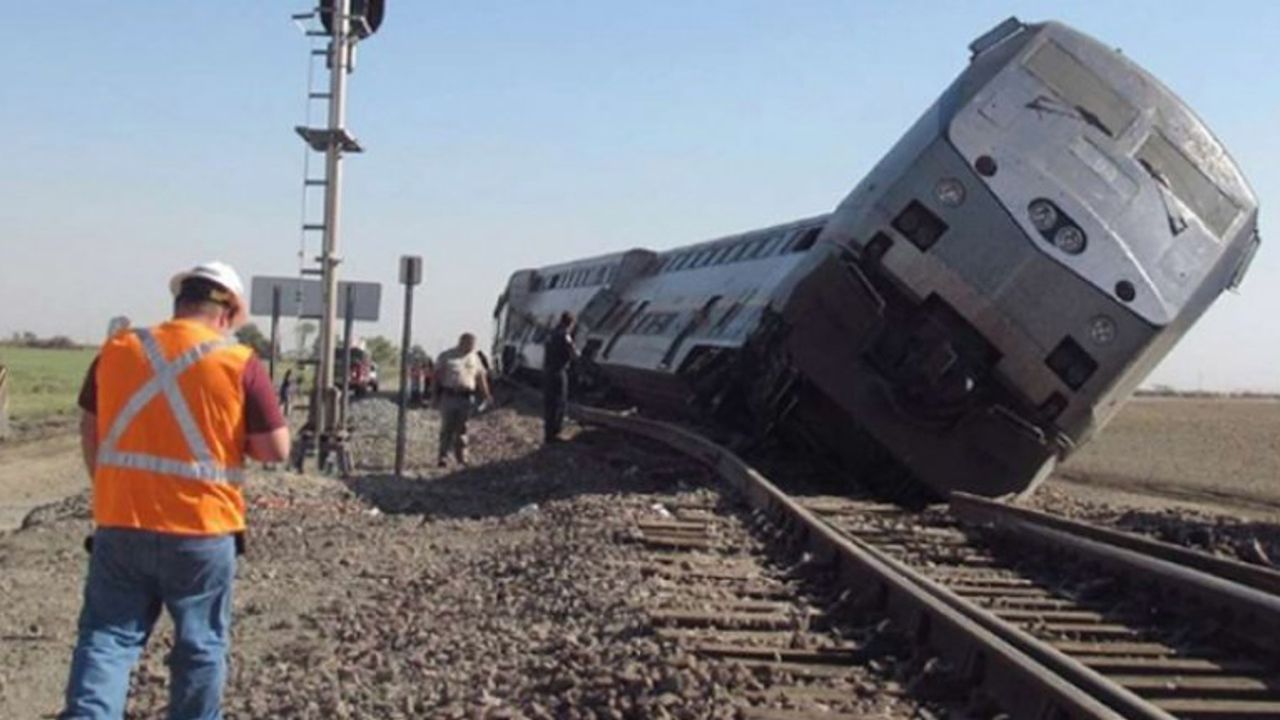ABD'de yolcu treni raydan çıktı: Çok sayıda yaralı var!