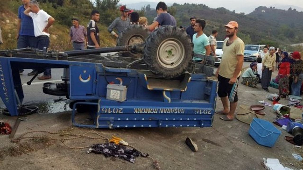 Fındık işçilerini taşıyan traktör devrildi: Çok sayıda yaralı var!