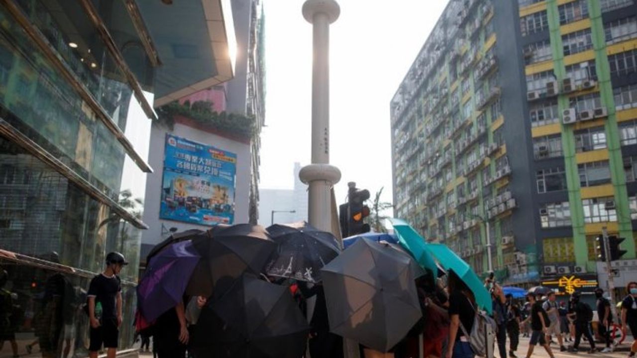 Hong Kong protestocuları yüz tanıma kulelerini yıktı!