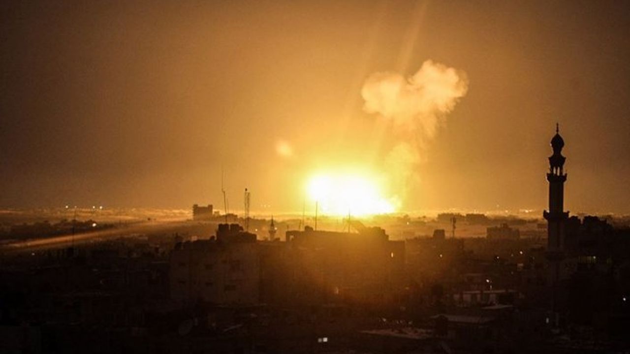 İşgalci İsrail uçakları, Hamas'a ait bir mevziyi vurdu