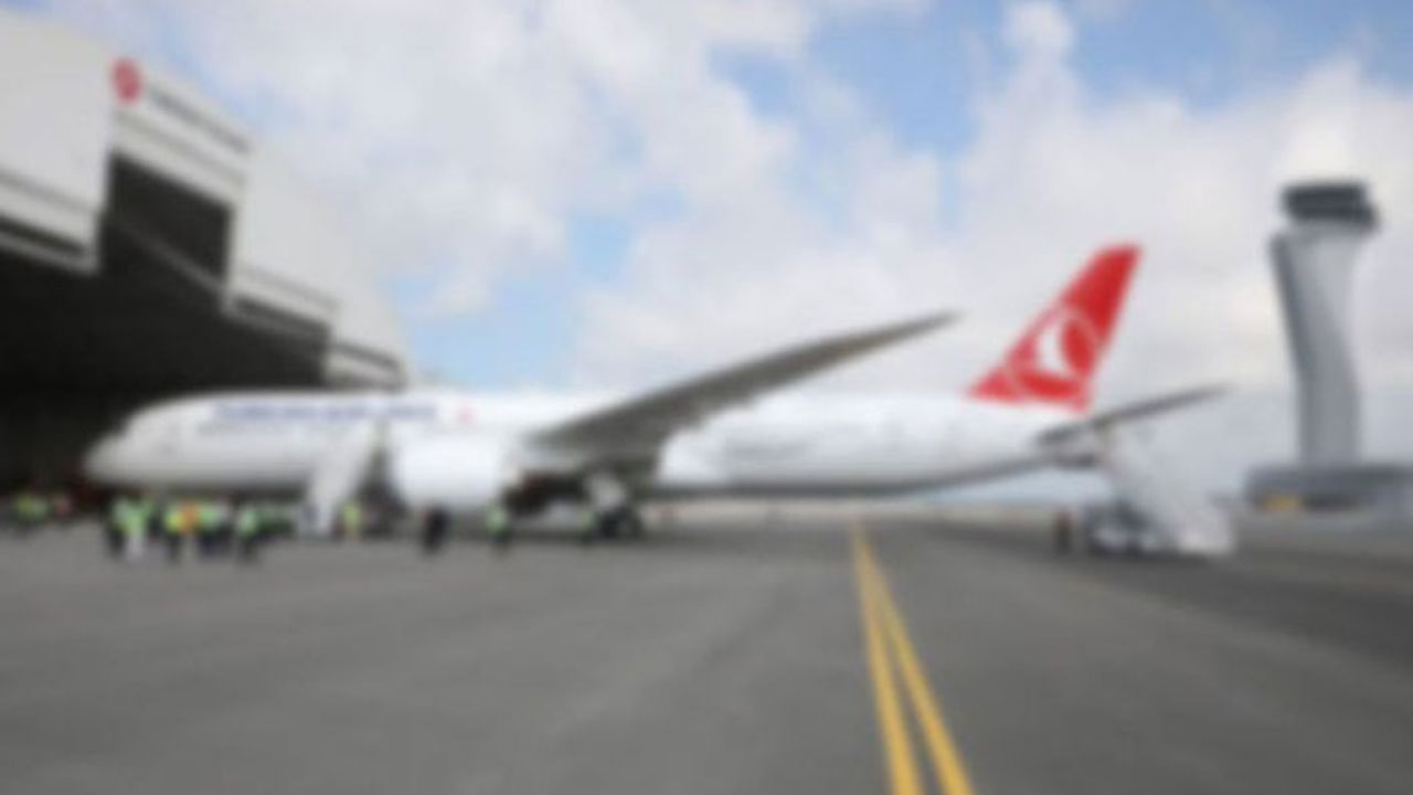İstanbul'da büyük panik! Uçak taksi yolundan çıktı