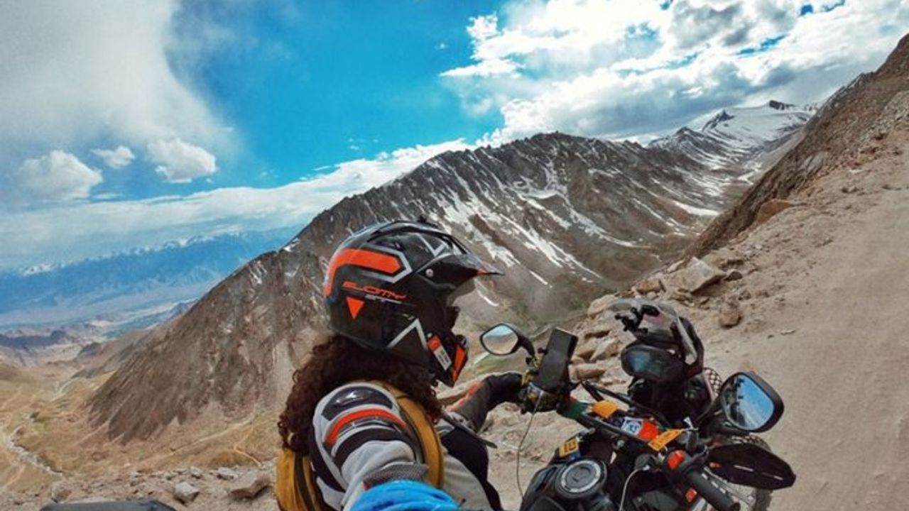 Kadınlara özgürlük mesajını motosikletiyle dünyanın zirvesine taşıdı