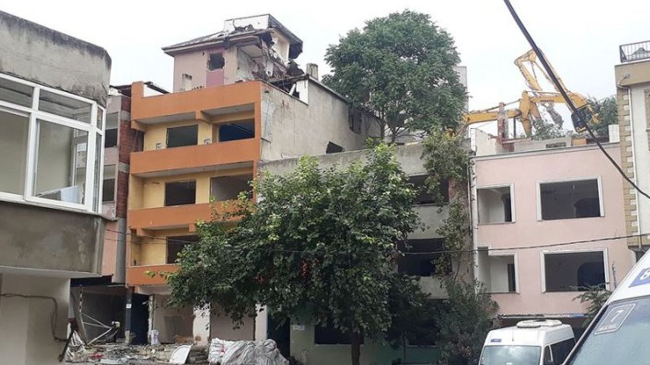 Kağıthane'deki riskli binalar birer birer yıkılıyor!