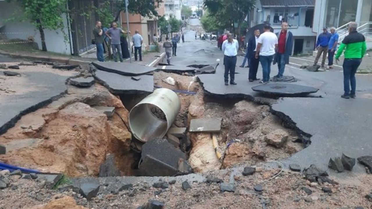 Kocaeli'de yol çöktü, evleri su bastı!