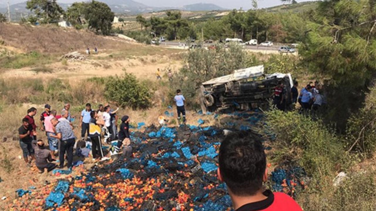 Mersin'de işçileri taşıyan kamyonet devrildi:  Ölü ve çok sayıda yaralı var