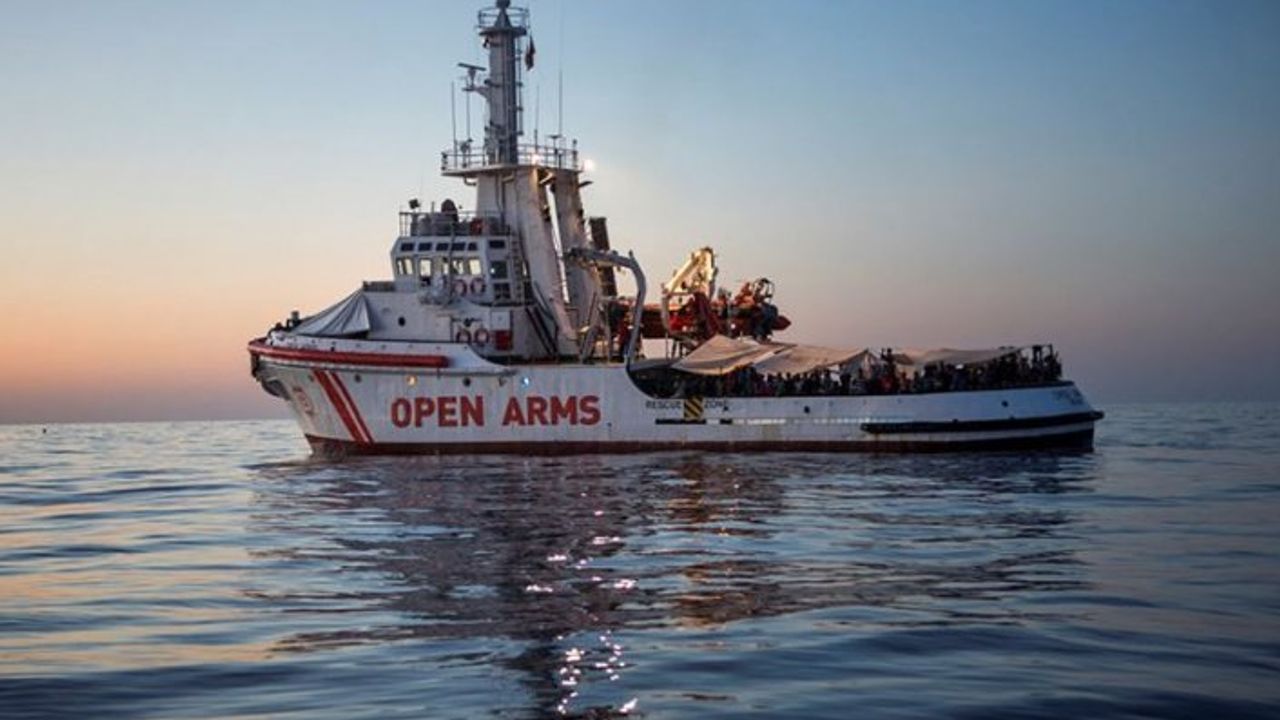 Gergin bekleyiş sürüyor: Çaresizlikten denize atlıyorlar
