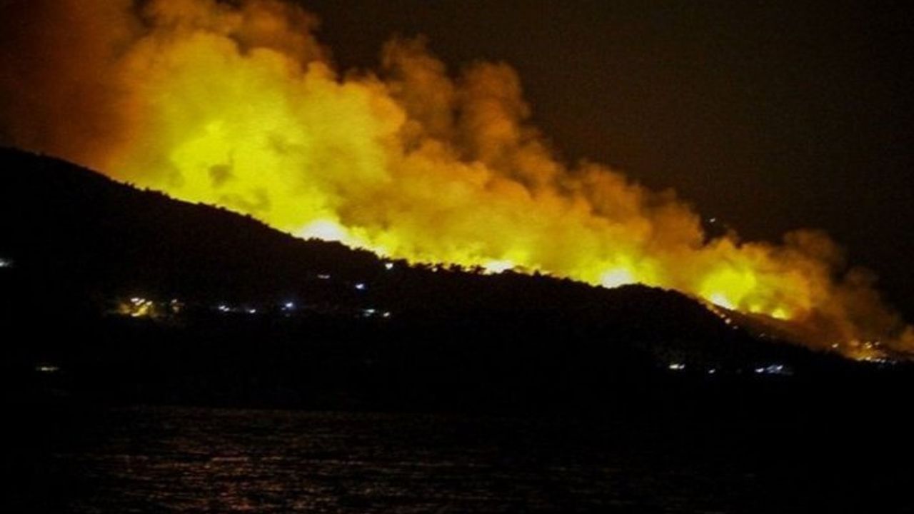 Yunanistan'da korkutan yangın: Oteller tahliye edildi