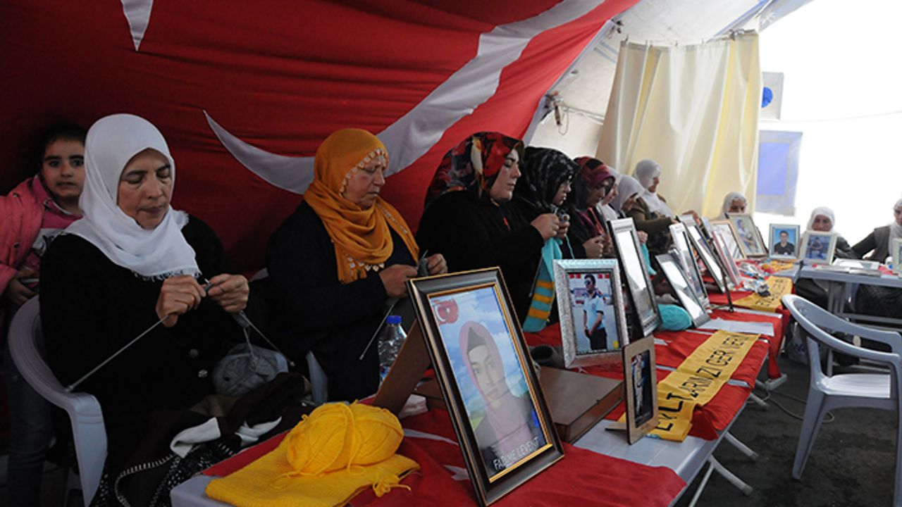 Evlat nöbetine bir aile daha katıldı