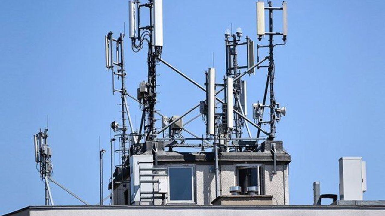 Bu da oldu! Koronavirüs dedikodusu yüzünden 5G istasyonlarını yaktılar