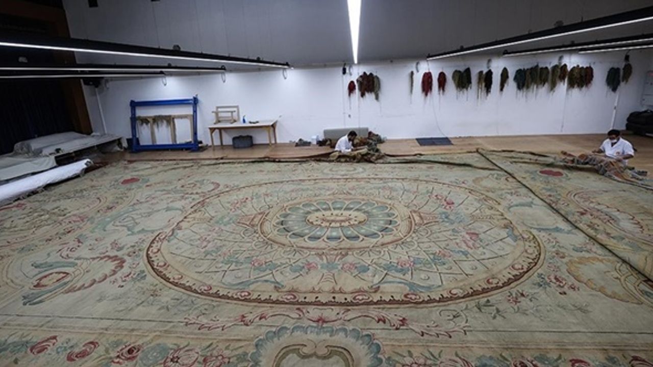 124 metrekarelik en büyük halı restore ediliyor