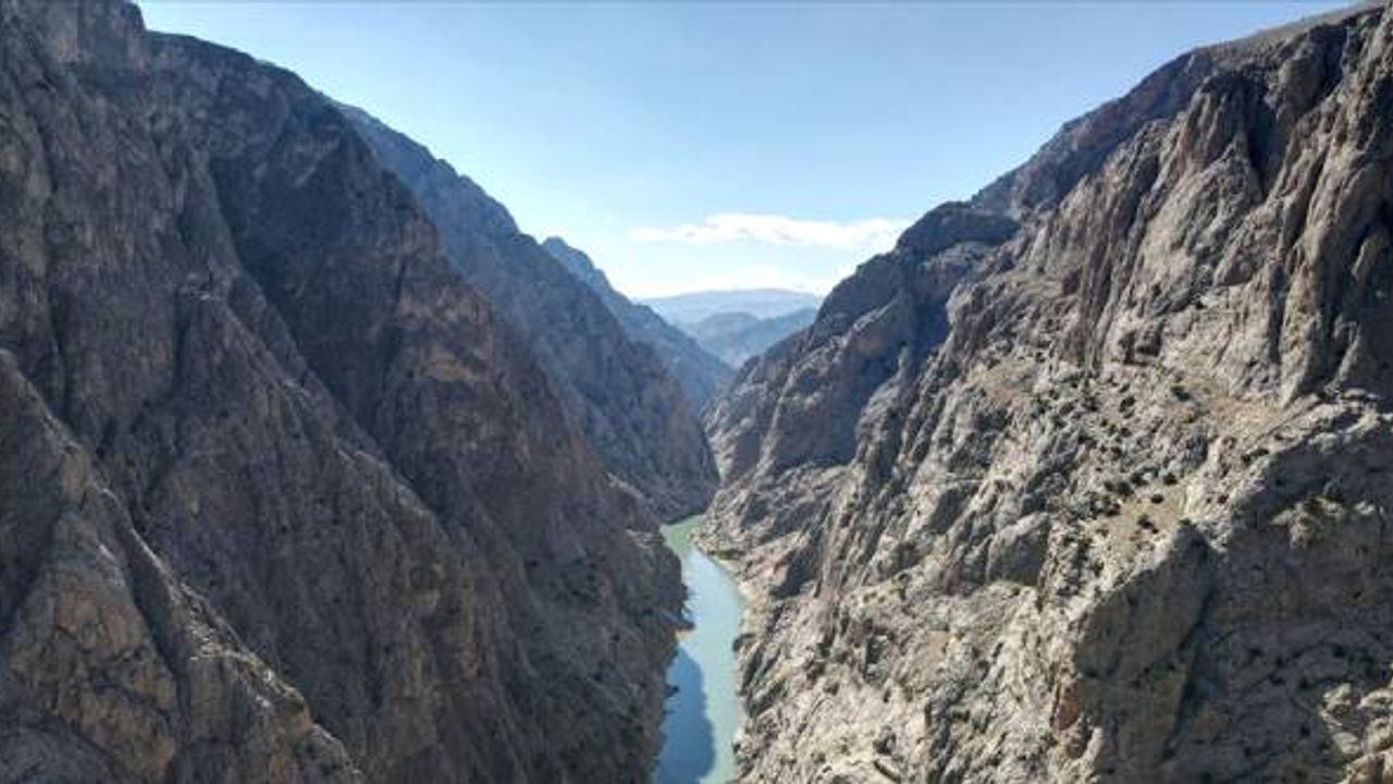 750 metre uzunluğunda, 560 metre yüksekliğinde