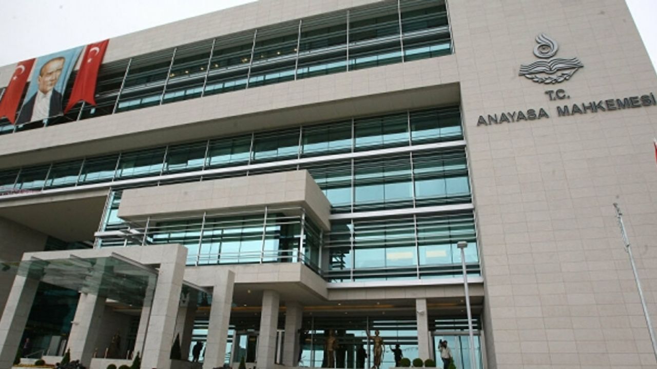 AYM iki siyasi partinin kapatıldığını duyurdu