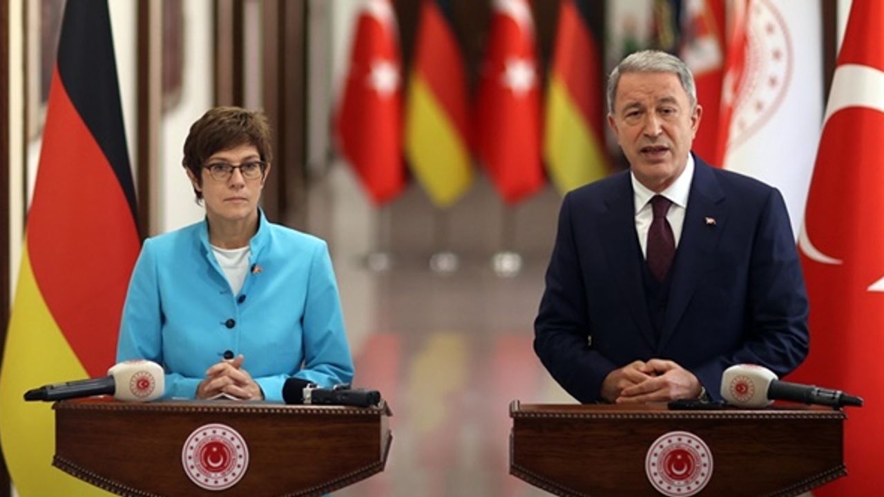 Bakan Akar Almanya Savunma Bakanı ile görüştü