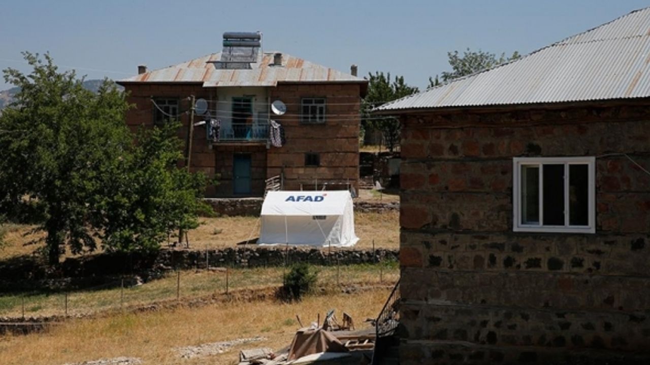 Depremden etkilenen vatandaşlar için çadırlar açıldı