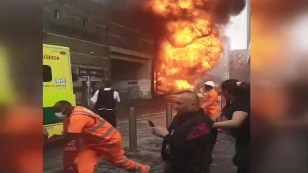 Londra'da tren istasyonunu alev alev yandı