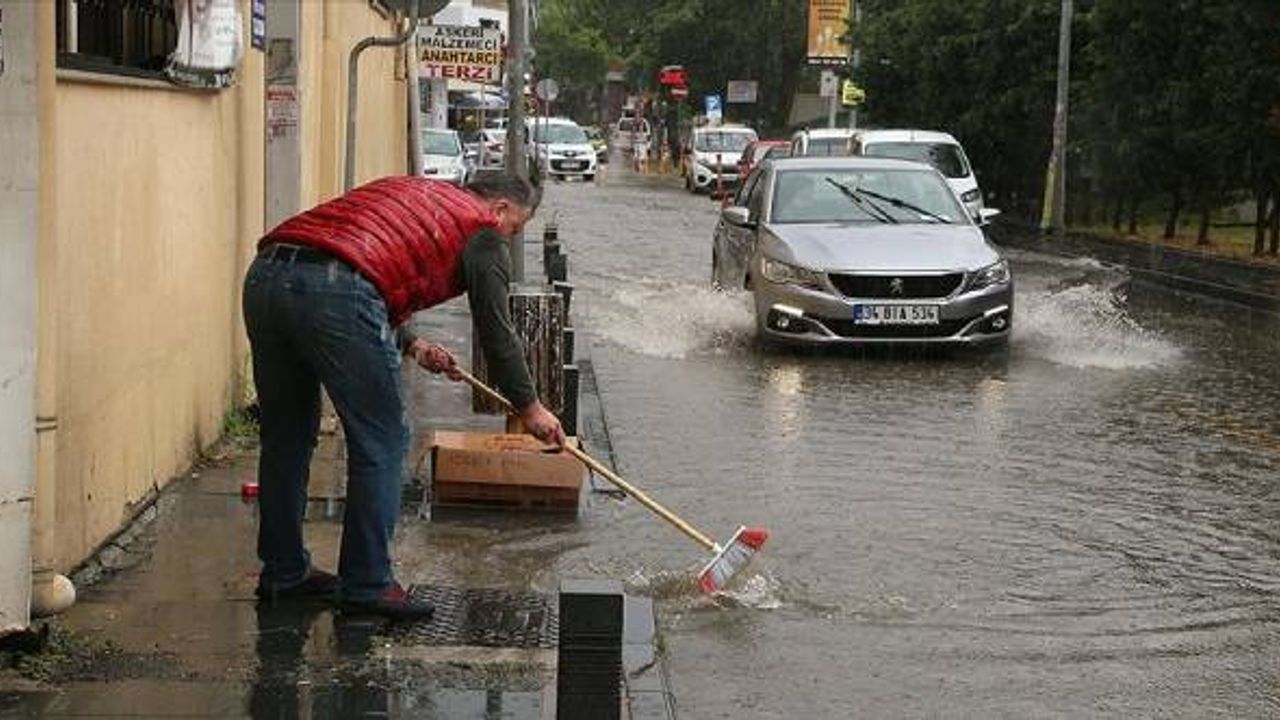Samsun'da sağanak yağış trafiği olumsuz etkiledi