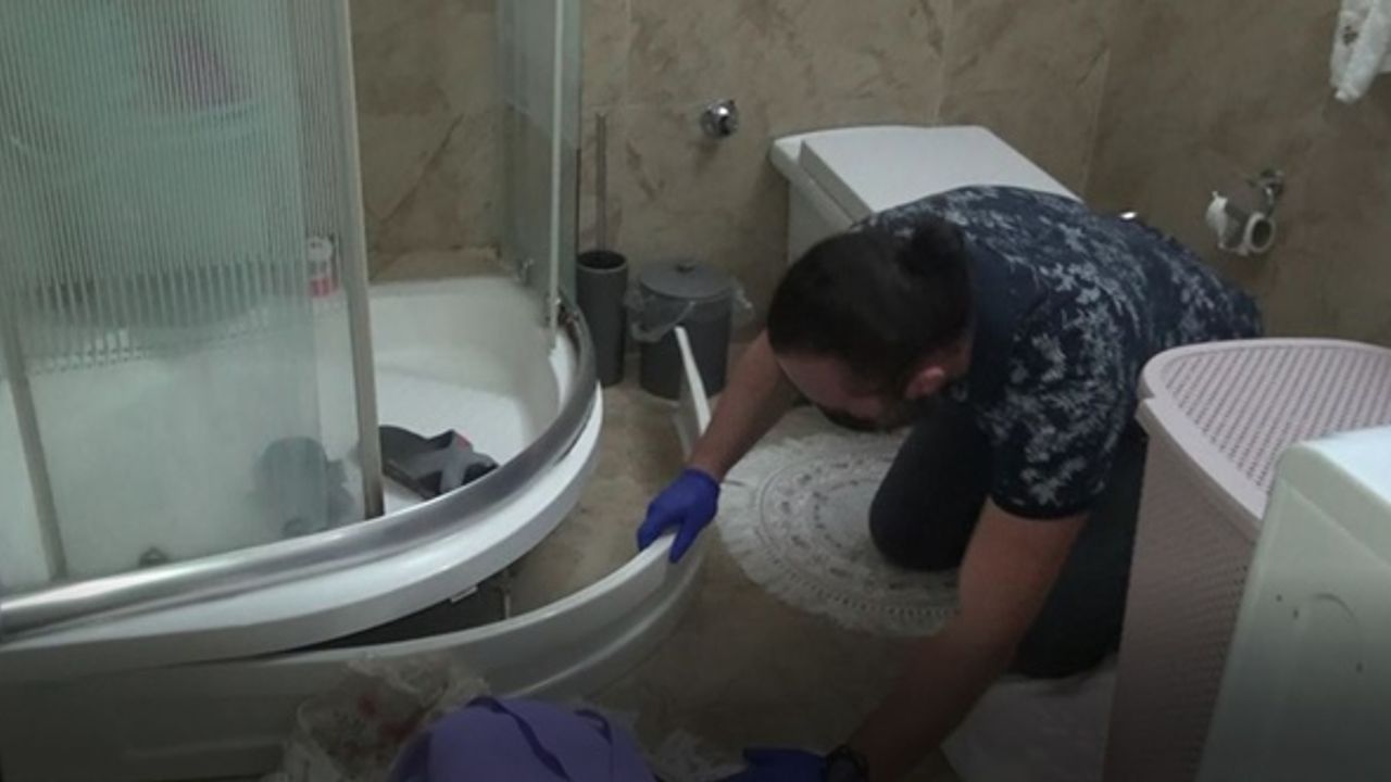 Şeytanın aklına gelmez: Duşa kabinden çıktı