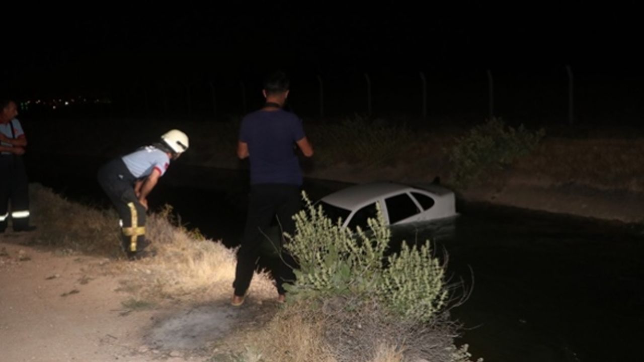 Su kanalına düşen araçta bulunan iki kişi kurtuldu
