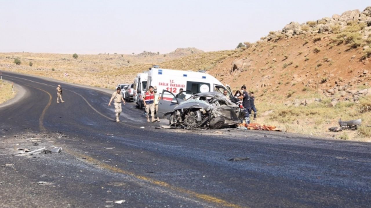 Tuğla kamyonu otomobile çarptı : 2 ölü, 3 yaralı