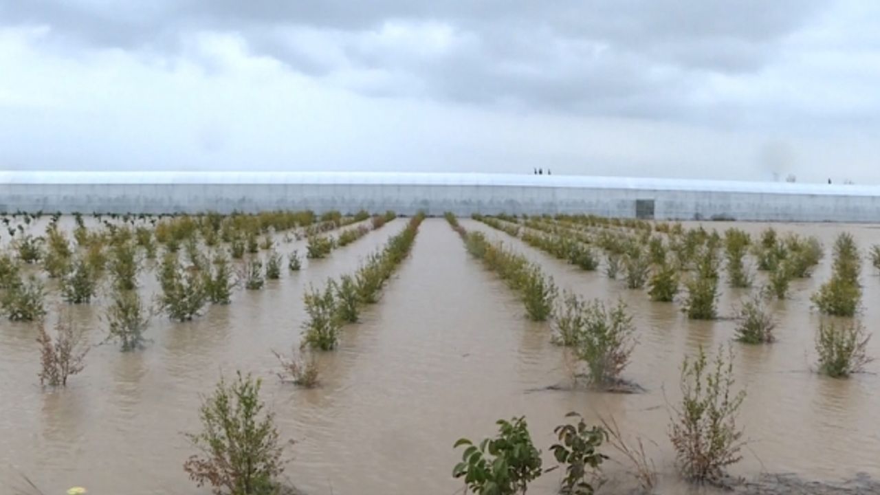 Antalya'da sağanak su taşkınlarına neden oldu