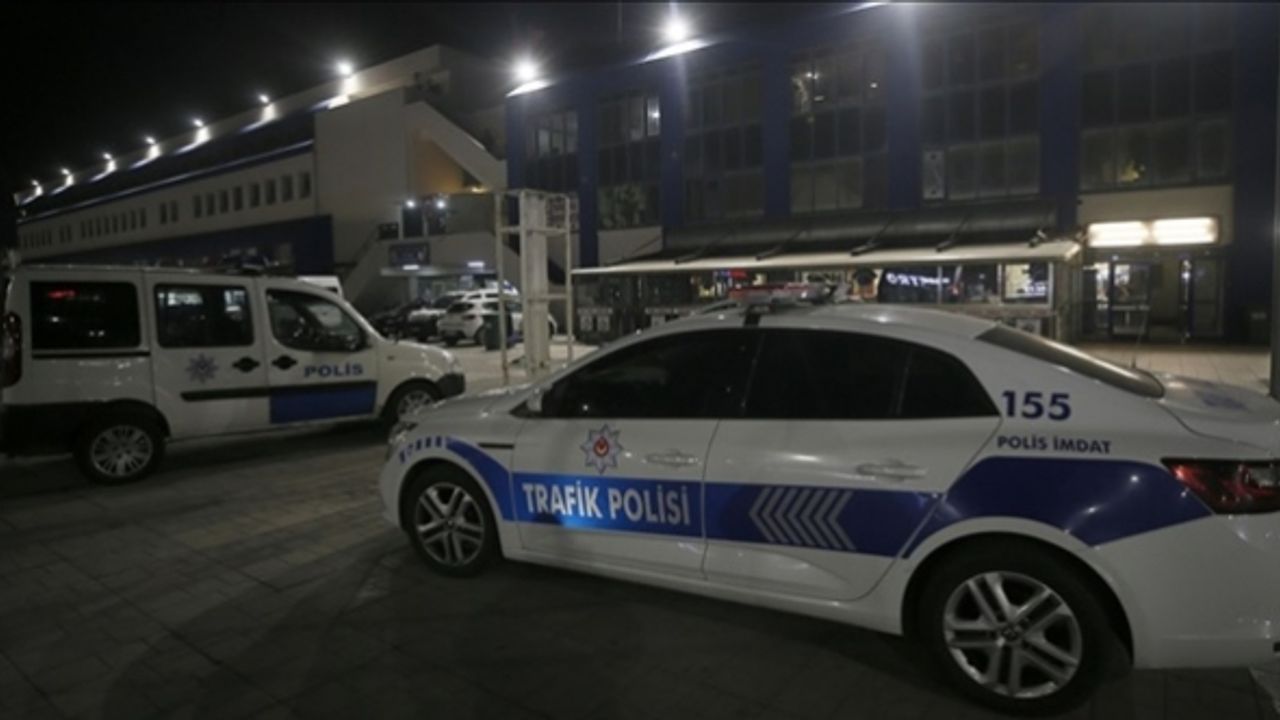 Aranıyor: Metroda kadın yolcuya bıçak çekip hakaret etti