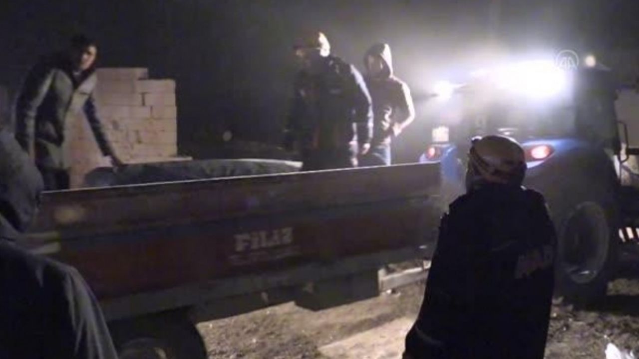 Depremde evleri hasar görenler geceyi çadırda geçirecek