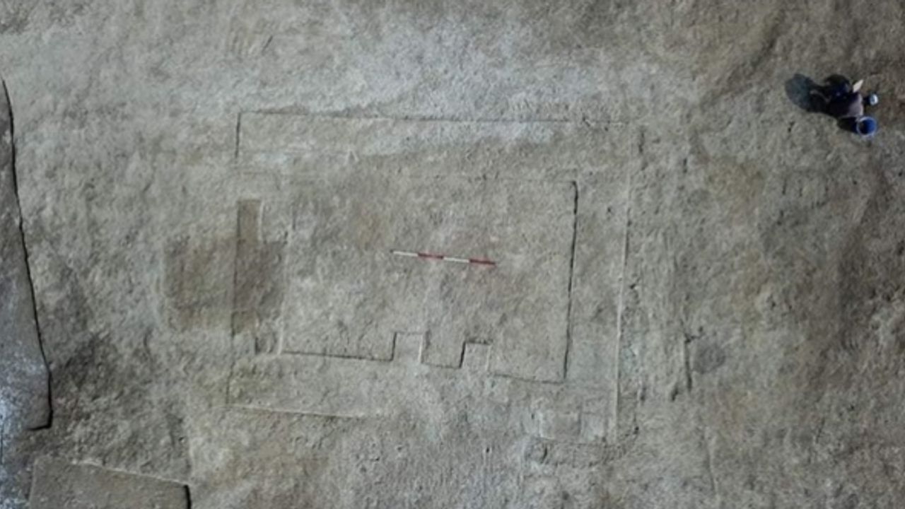 Emevi dönemine ait çamurdan cami bulundu