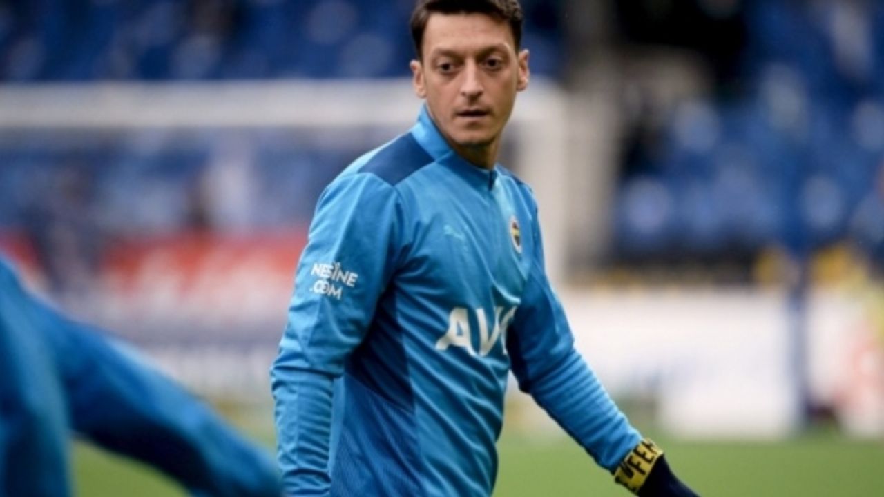 Mesut Özil Fenerbahçe'den ayrılıyor mu? O kulüp peşini bırakmıyor