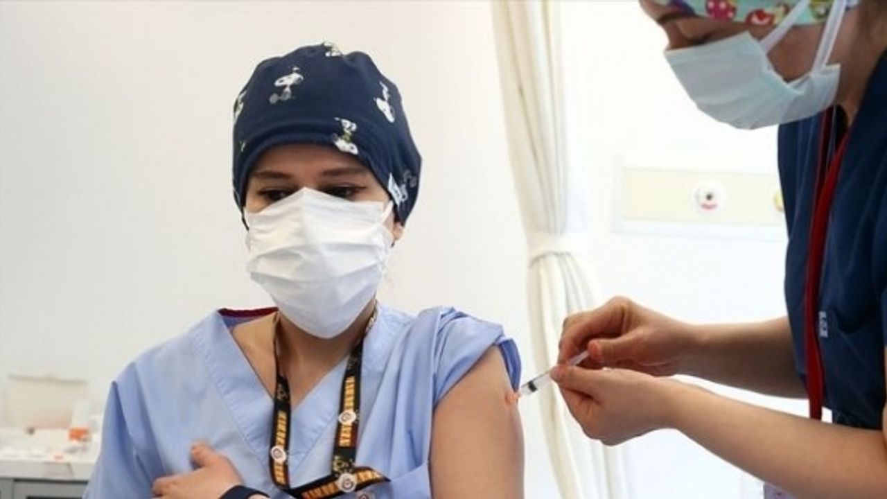 Sağlık çalışanları için  4'üncü doz aşı uygulaması başladı