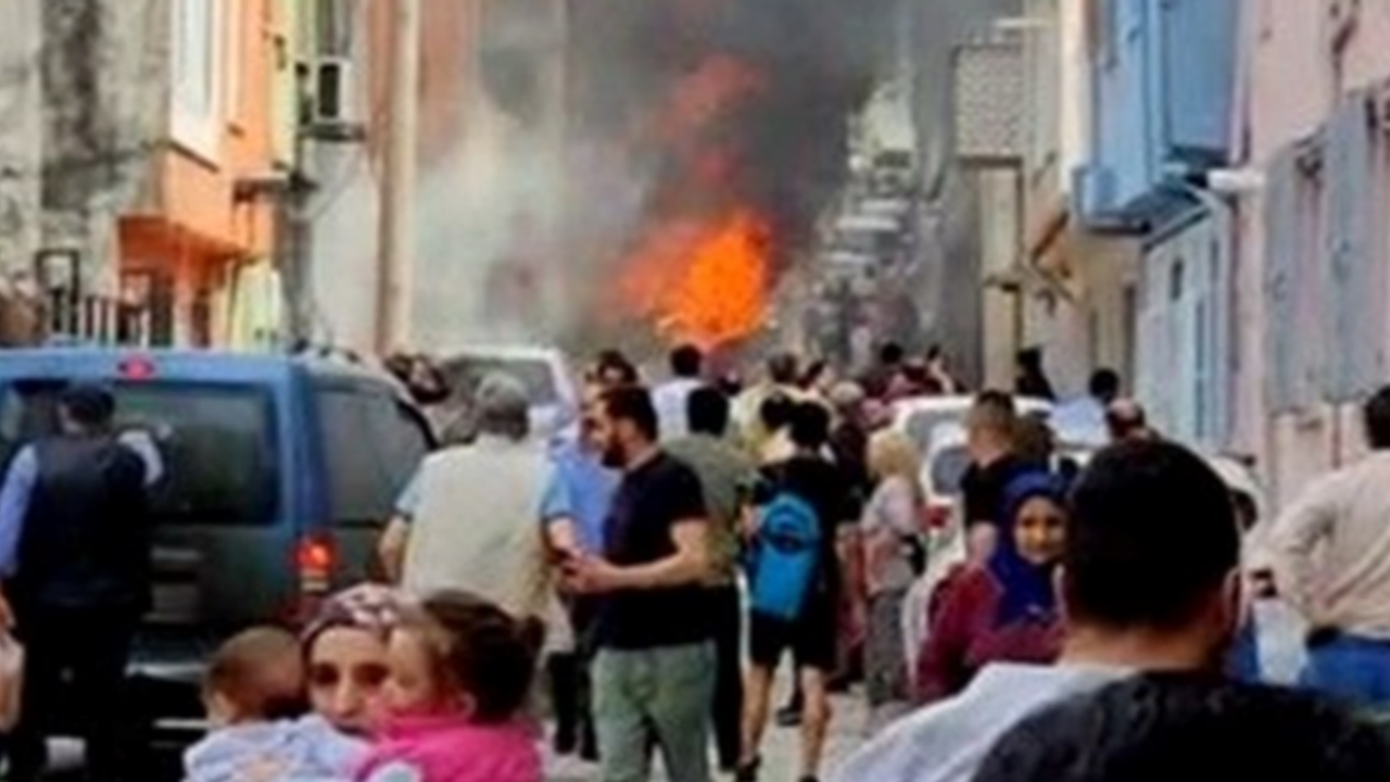 Bursa'da tek motorlu uçak evlerin arasına düştü