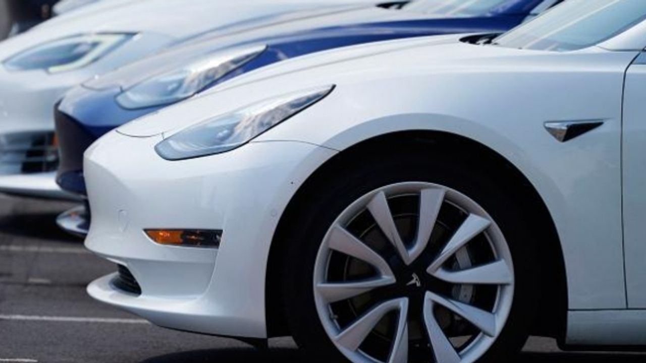 Elon Musk'ın sahibi olduğu Tesla 300 binden fazla aracını geri çağırıyor