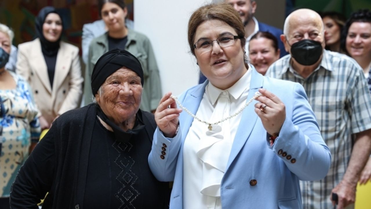 Bakan Derya Yanık'tan huzurevine ziyaret