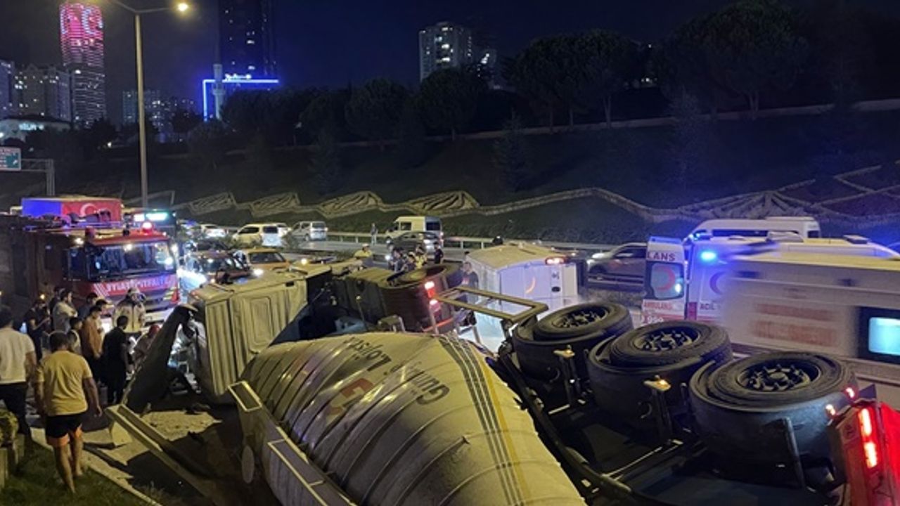 Beton mikseri minibüse çarparak devrildi: Sürücü ağır yaralı