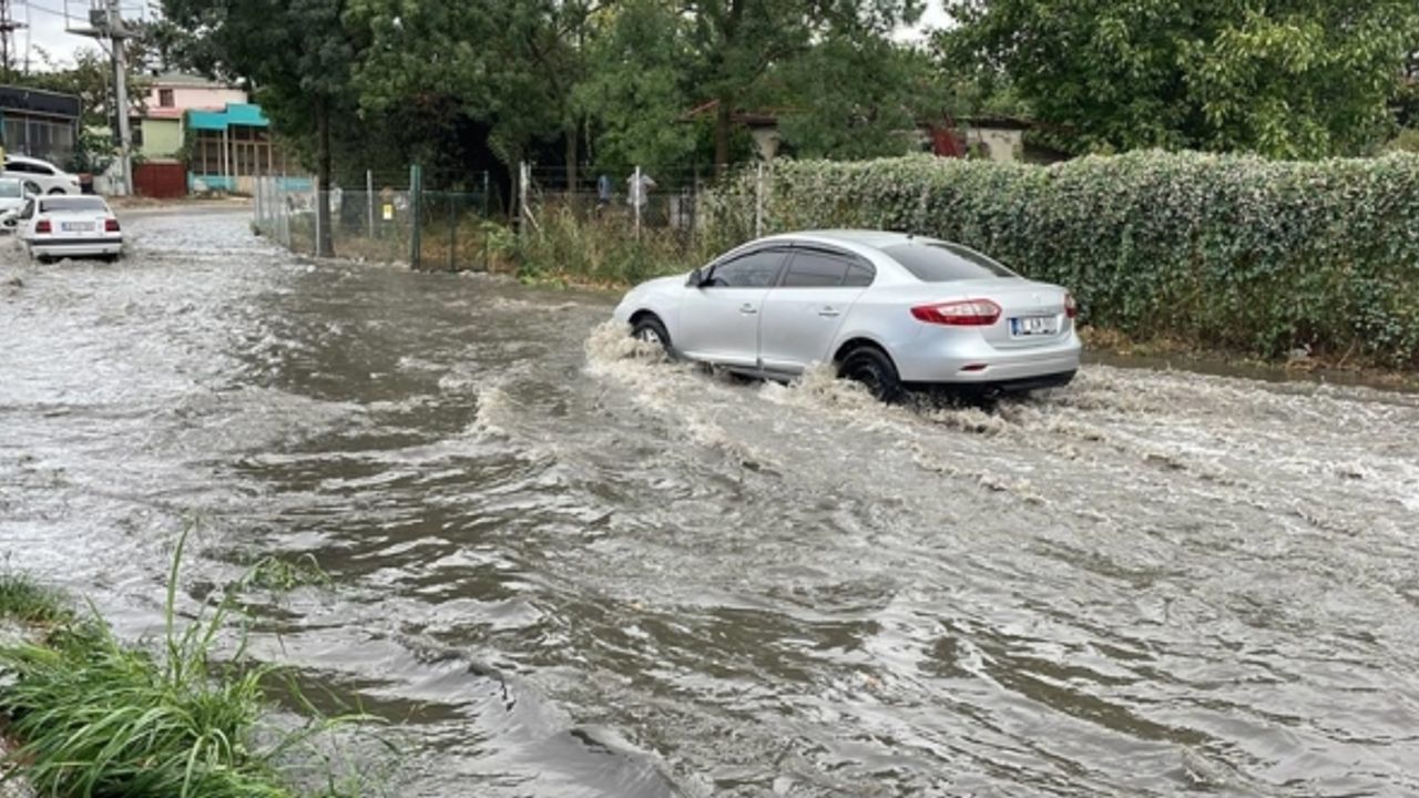 Bursa'da sağanak hayatı olumsuz etkiledi
