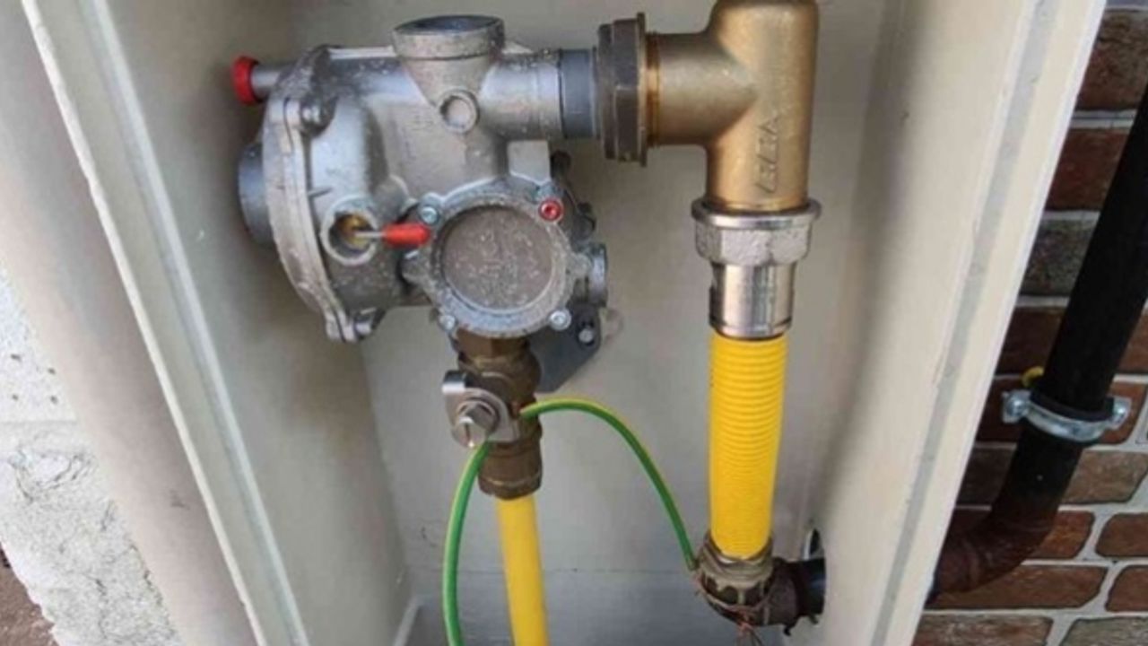 Doğal gaz kutularından bakır çubuk çalıyorlardı