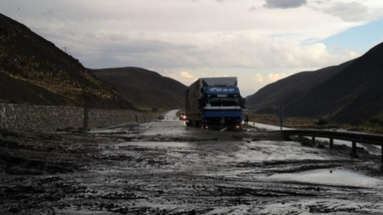 Erzincan-Sivas kara yolunda heyelan: Ulaşıma kapandı