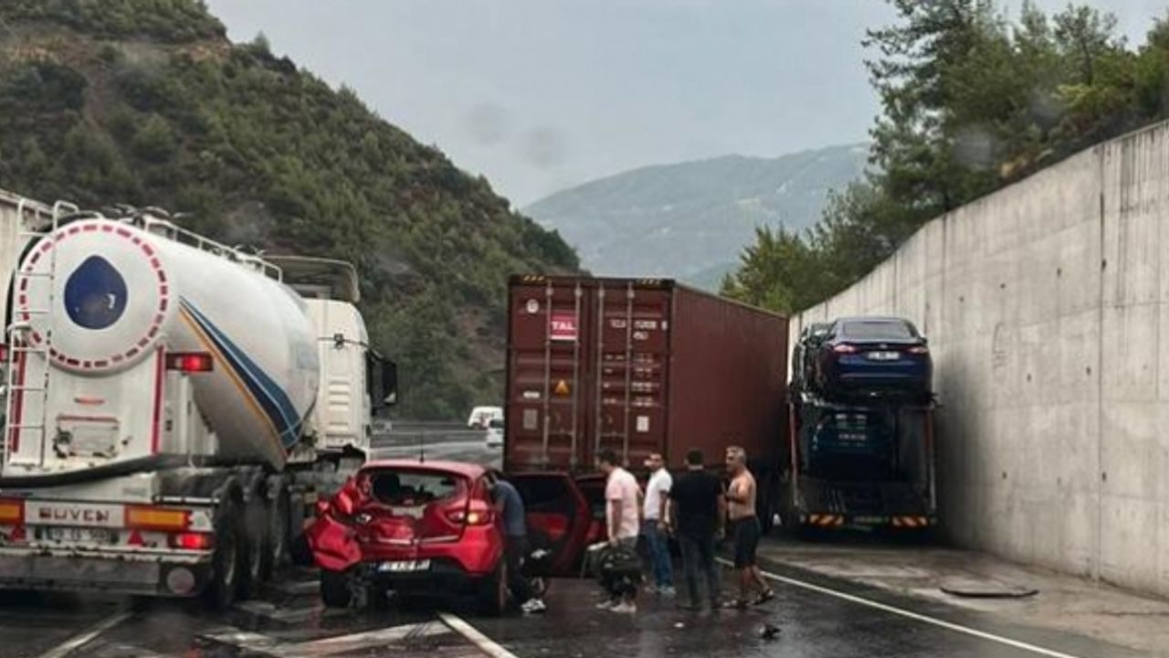 Manisa'da zincirleme trafik kazası: 5 kişi yaralandı
