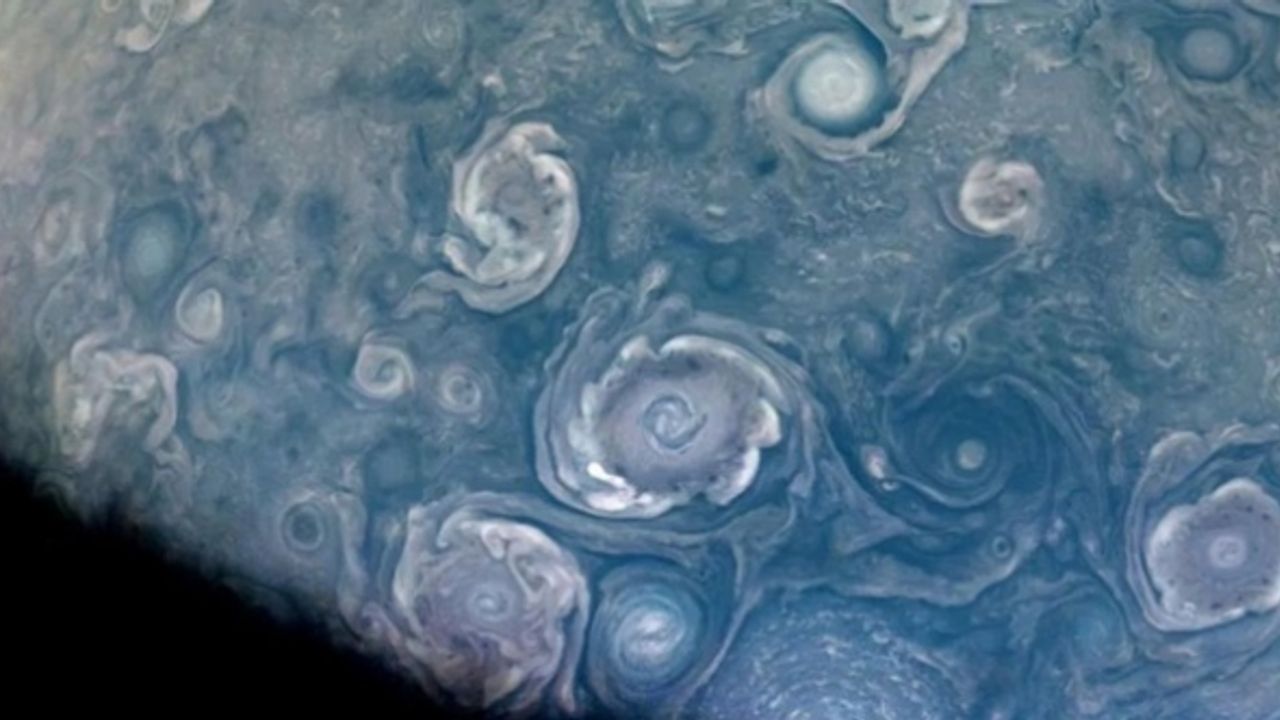 NASA görüntüledi: Jüpiter'de 50 kilometrelik yüksekliğe çıkan dev girdaplar