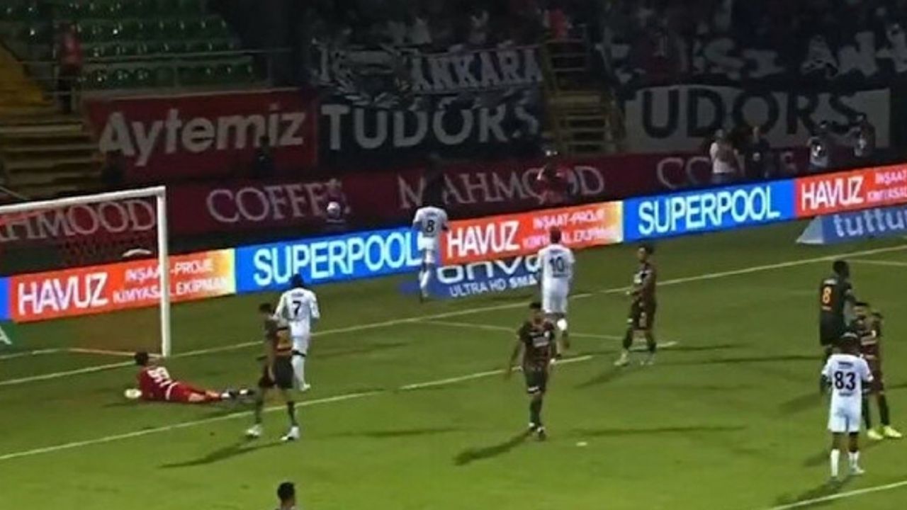 Taraftar takımına gol atan futbolcuyu alkışladı