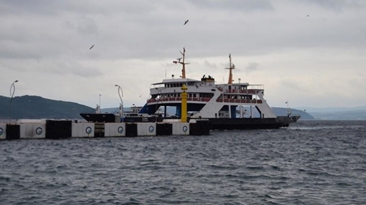 Gökçeada ve Bozcaada feribot seferlerine fırtına engeli