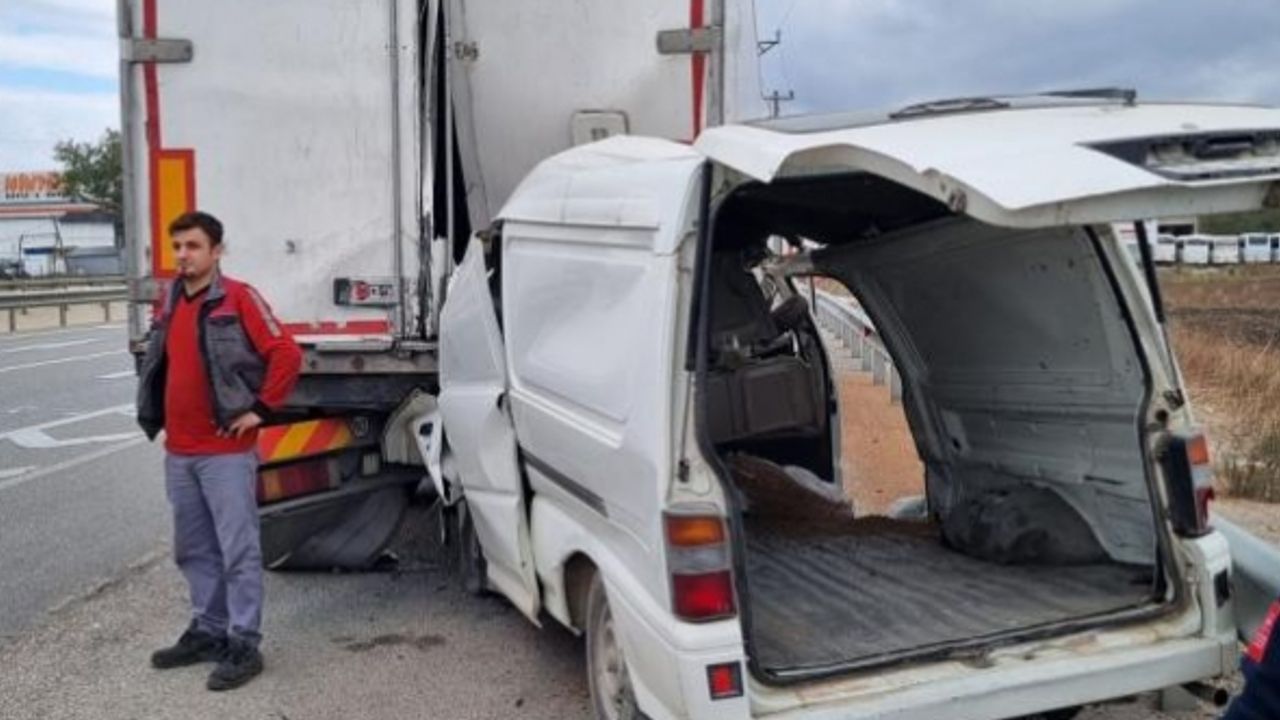 Bursa'da tıra çarpan panelvanın sürücüsü hayatını kaybetti
