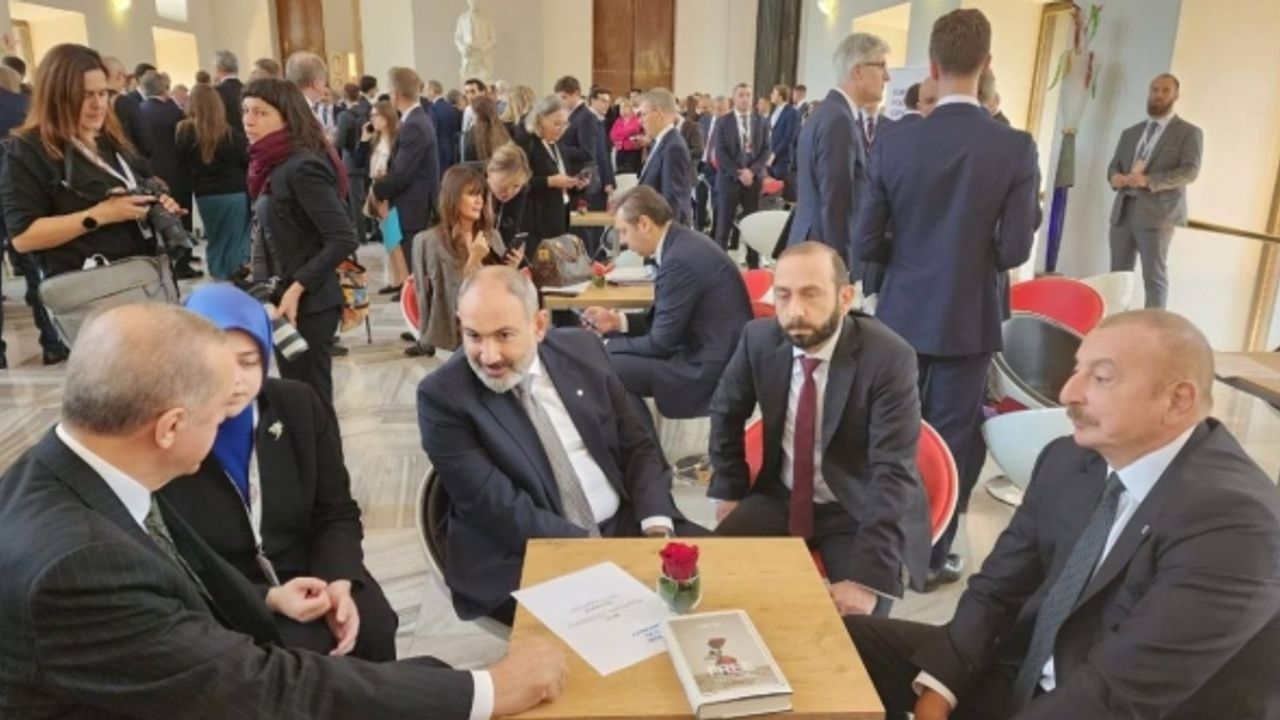 Erdoğan, Prag'da Aliyev ve Paşinyan ile görüştü