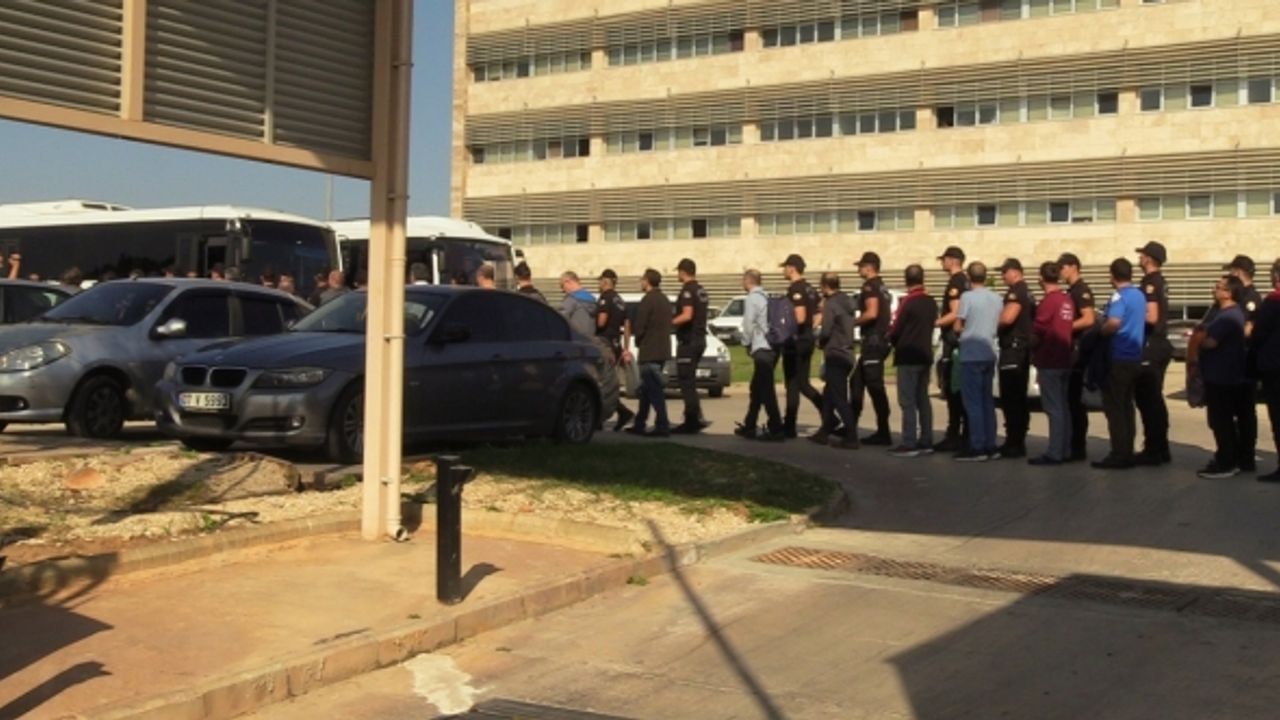 FETÖ operasyonunda yakalanan 102 zanlı adliyeye sevk edildi