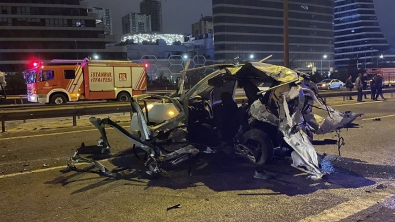 İstanbul'da kamyonet ile hafif ticari aracın çarpıştığı kazada 1 kişi öldü, 2 kişi yaralandı