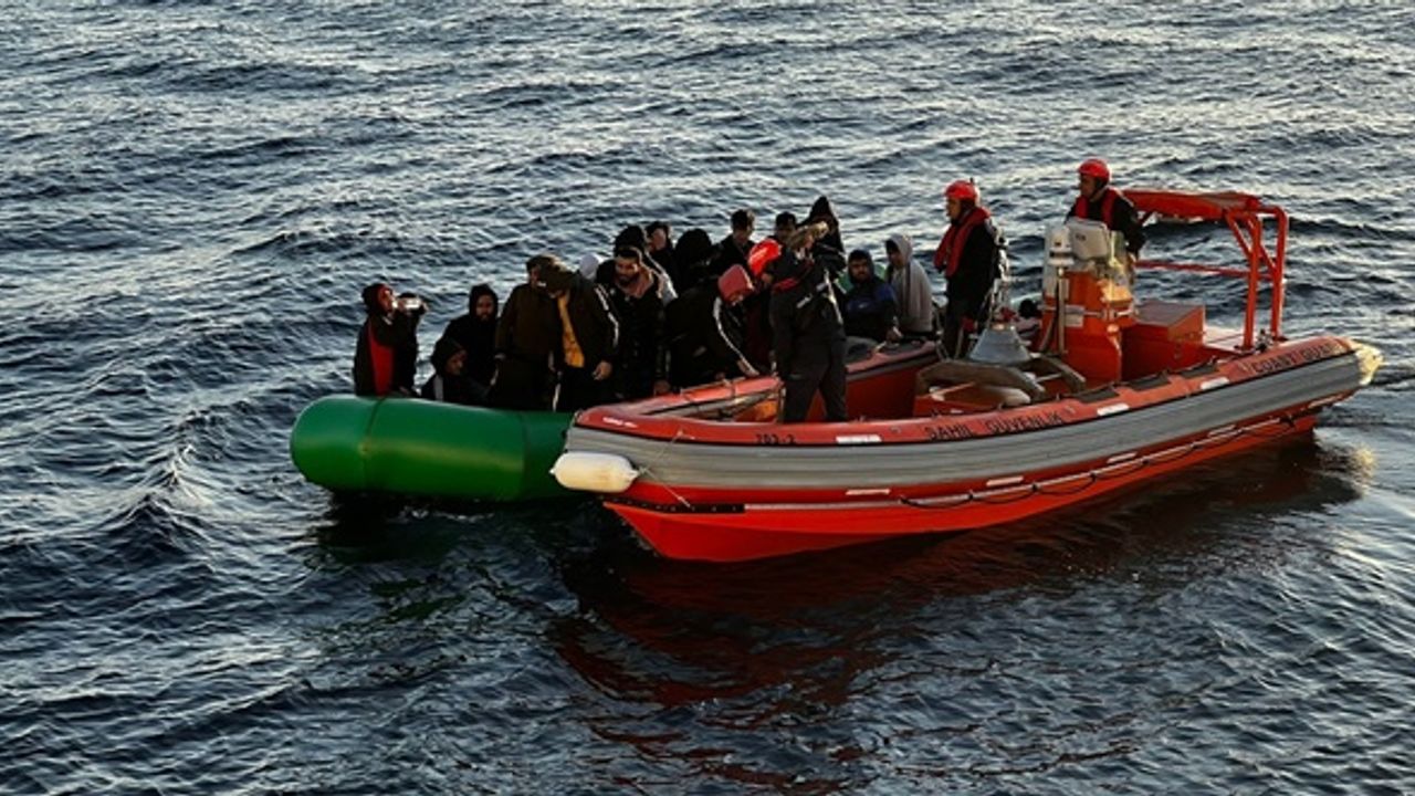 İzmir açıklarında 30 düzensiz göçmen karaya çıkarıldı