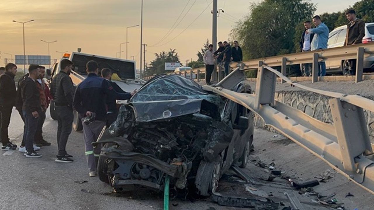 Kocaeli'de trafik kazası: Sürücü bariyerlere sıkıştı