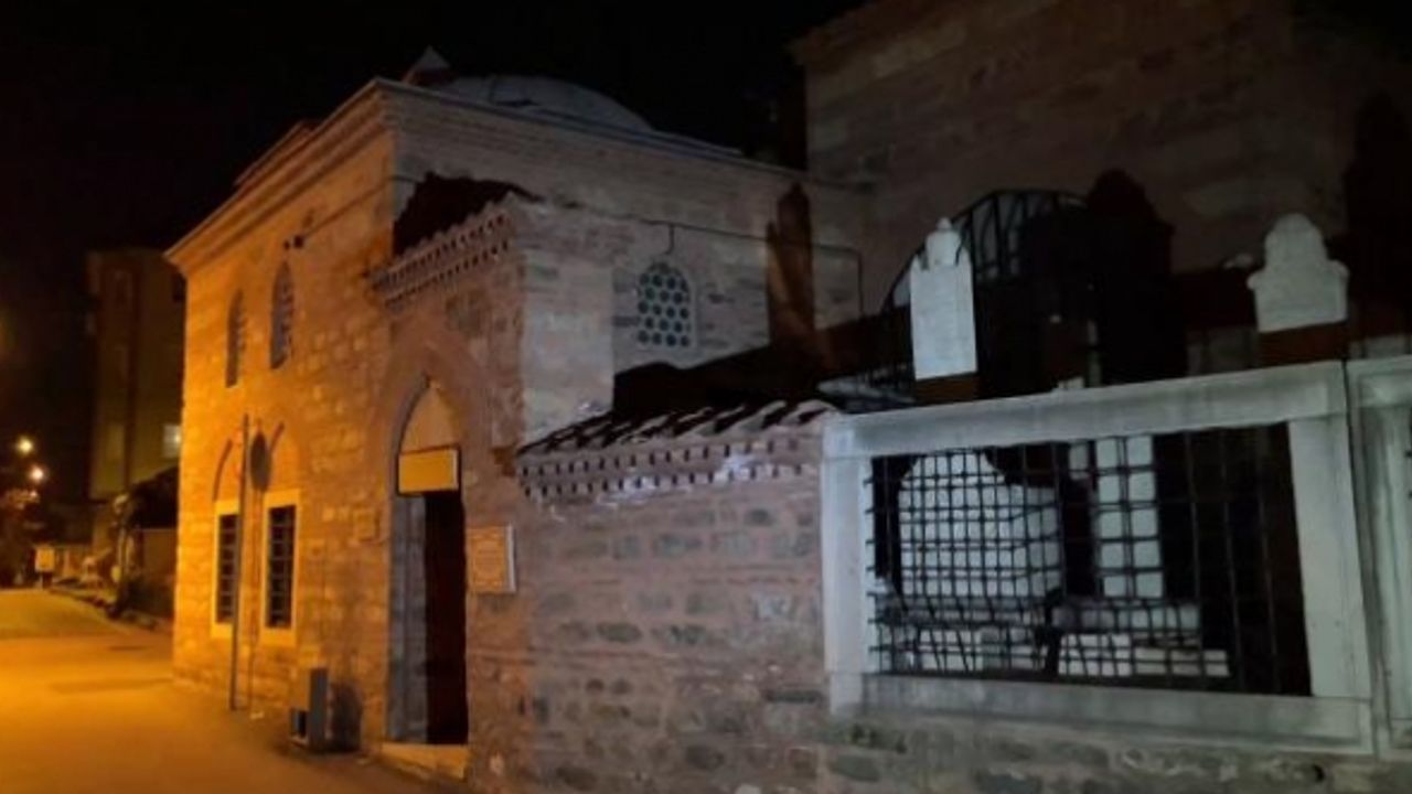 Medresenin 530 yıllık levhalarını çalarken suçüstü yakalandı