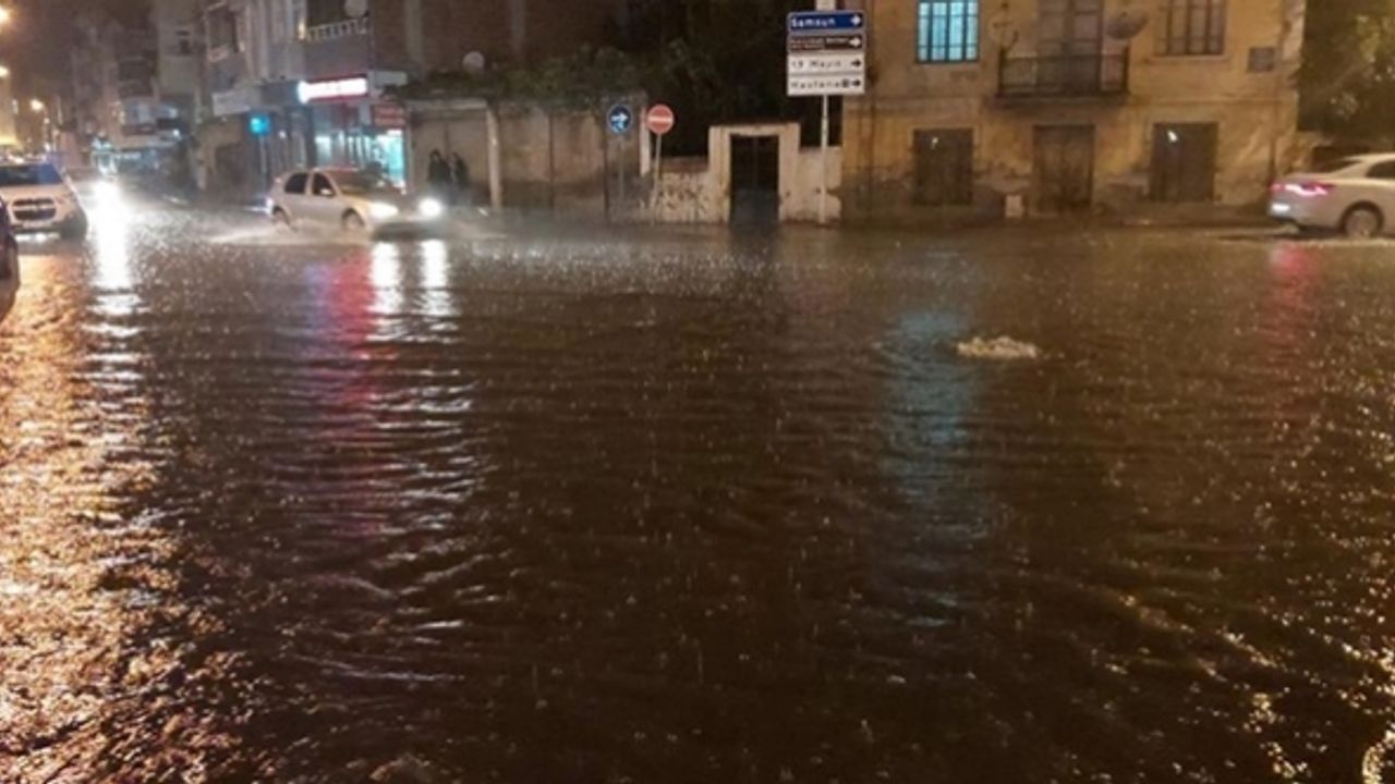 Samsun'un Bafra ilçesinde sağanak etkili oldu
