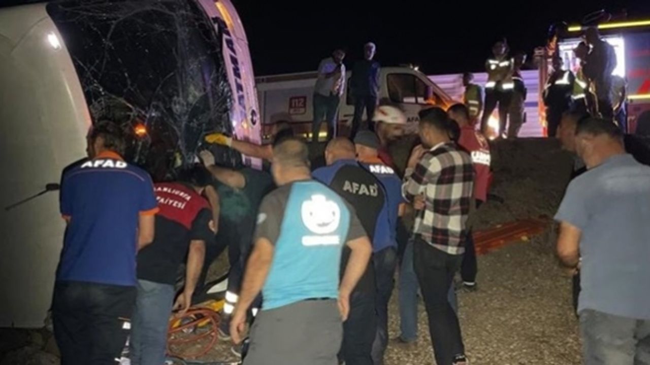 Şanlıurfa'da yolcu otobüsü ve kamyonet şarampole devrildi