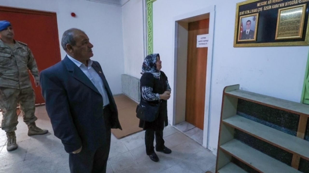 Şehit oğullarının taburunda yapımına öncülük ettiği mescitte namaz kıldılar